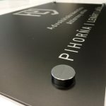 Firemná tabuľa - detail Tabuľa s dištačnými skrutkami/krytkami