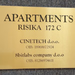 Zlatá tabuľka APARTMENTS Firemné tabule apartments