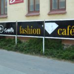 Nápisy z reflexnej fólie na tabuli pri ceste