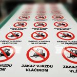 Príprava nálepiek Vytlačené nálepky na podlahu pred lamináciou