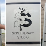 Logo a reklamný nápis Skin Therapy na totem Logo a reklamný nápis Skin Therapy na totem