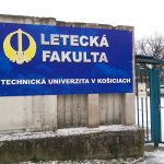 Tabuľa z dosky dibond na vstupe do areálu Leteckej fakulty Košice