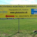 Bilboard ako banner natiahnutý na jaklovej konštrukcii