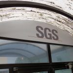 Firemná tabuľa s vytlačeným logom SGS na doske dibond vyfrézovaná do požadovaného tvaru