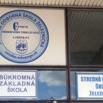 Nálepka s kruhovým logom SOŠ vylepená na skle