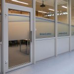 Pieskovaná fólia na skle s vytlačeným grafickým motívom a textami