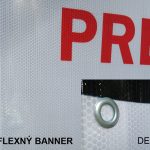 Reflexný banner - detail - po osvetlení v noci svieti Reflexný banner - po osvetlení svieti