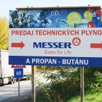 Tabuľa z dibondu ako smerová tabuľa pri ceste Dibondová tabuľa pre Messer