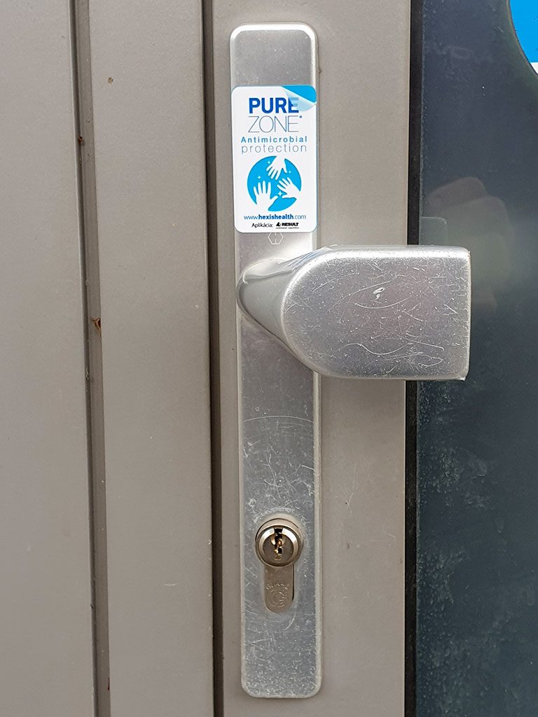 Aplikácia fólie na kľučku vstup do firmy