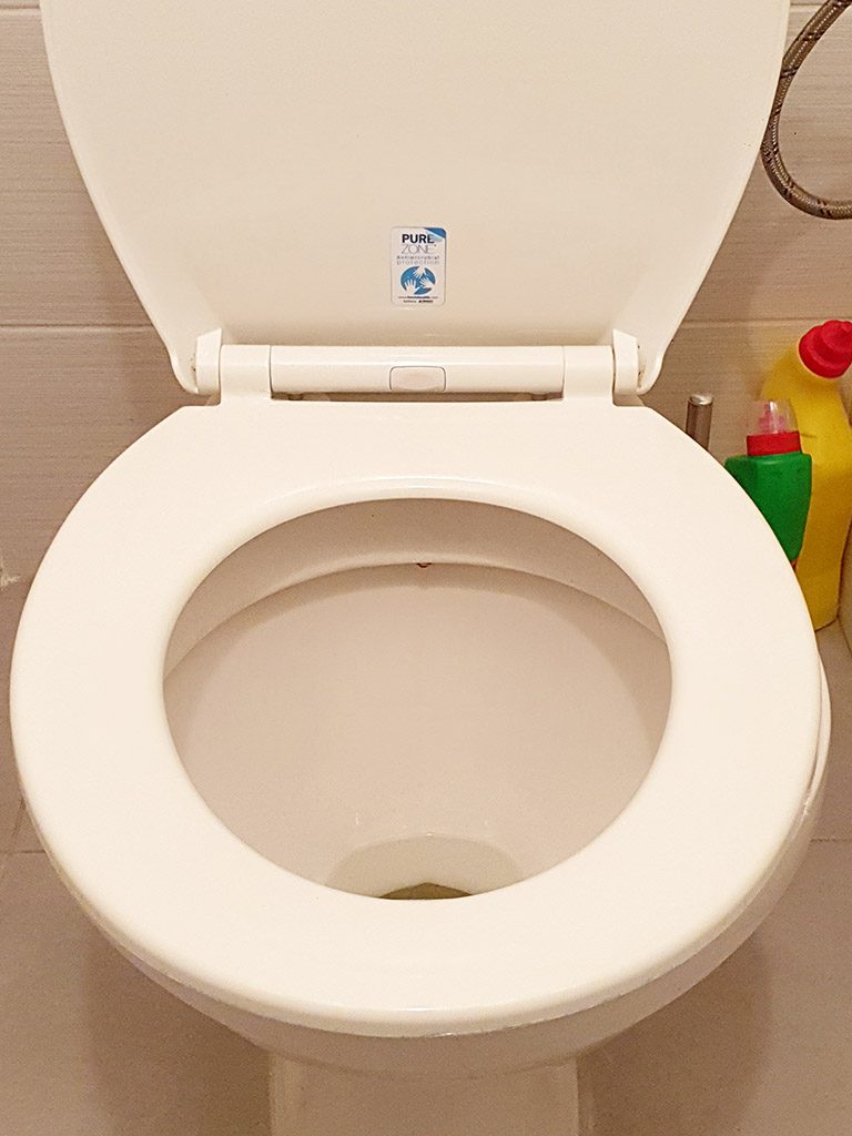 Aplikácia fólie na sedačku WC